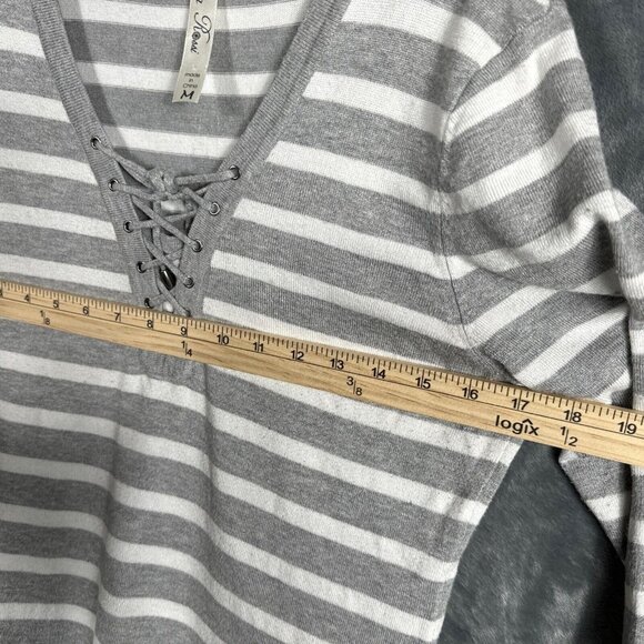 Pina Rossi Woman’s Top Gray And White Striped Lace Upfront Side Slits Medium - Picture 9 of 12